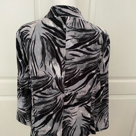 Black, gray & white design front zip lightweight jacket - Picture 5 of 8